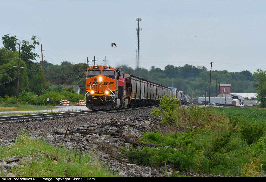 BNSF 8039 races west with the H-GALMEM